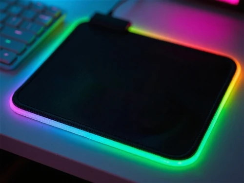 Iluminación uniforme en alfombrillas de ratón RGB brillantes
